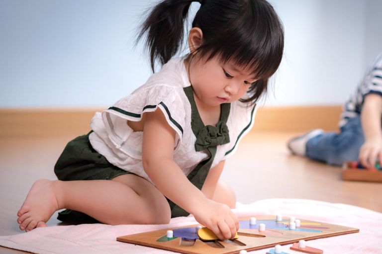 Deux garçons lisant et écrivant, travaillant ensemble