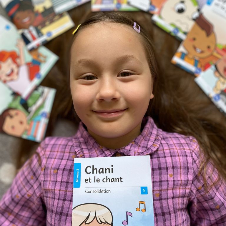 Enfants explorant la nature avec une loupe