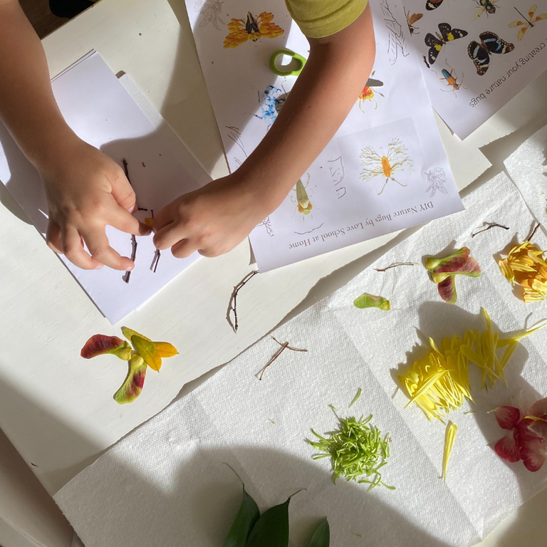 Enfants explorant la nature avec une loupe