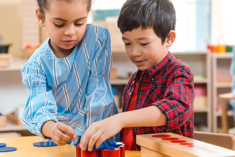 Deux garçons lisant et écrivant, travaillant ensemble